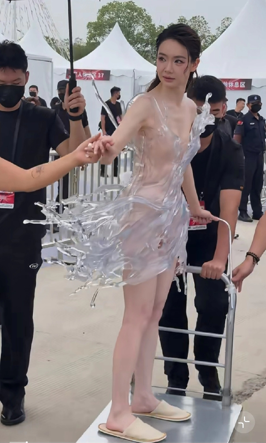 头次看到工作人员“推着”女明星上红毯的！芭莎红毯之夜，估计谁都没有戚薇这么会引人注意。原本以为她用3