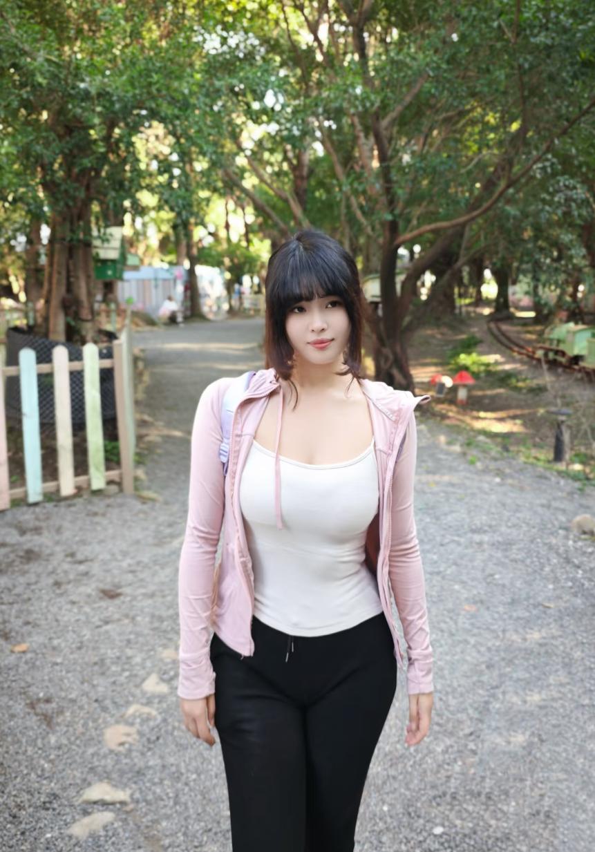 元气少女漫步林间小道，清新自然，轻松自在！🌿💃🏻