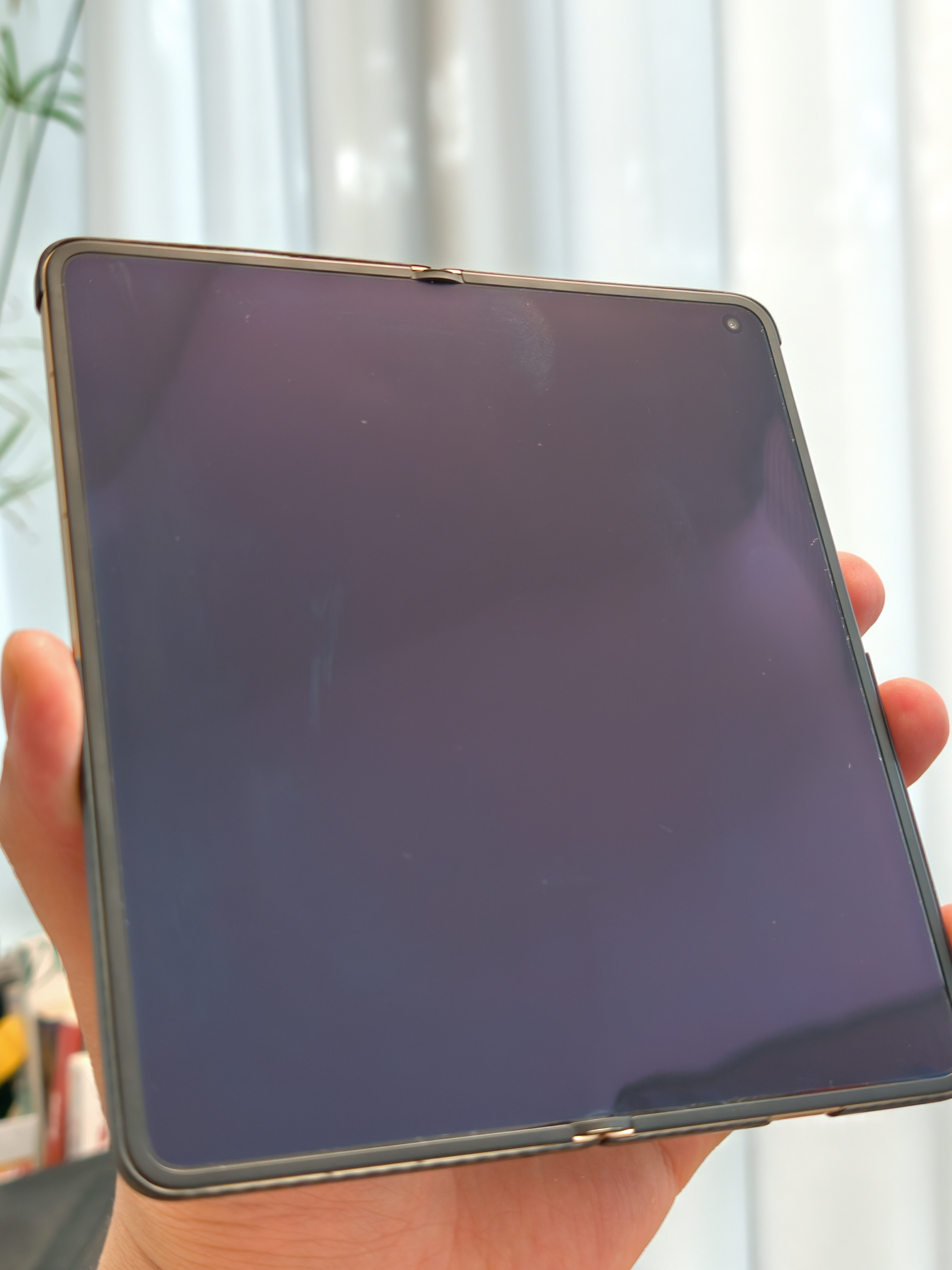 这是OPPOFindN6的内屏折痕已经用了好几天了，折痕还是这样…