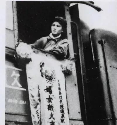 1950年“三八”妇女节，新中国第一代女火车司机——田桂英，驾驶“三八号”列车，
