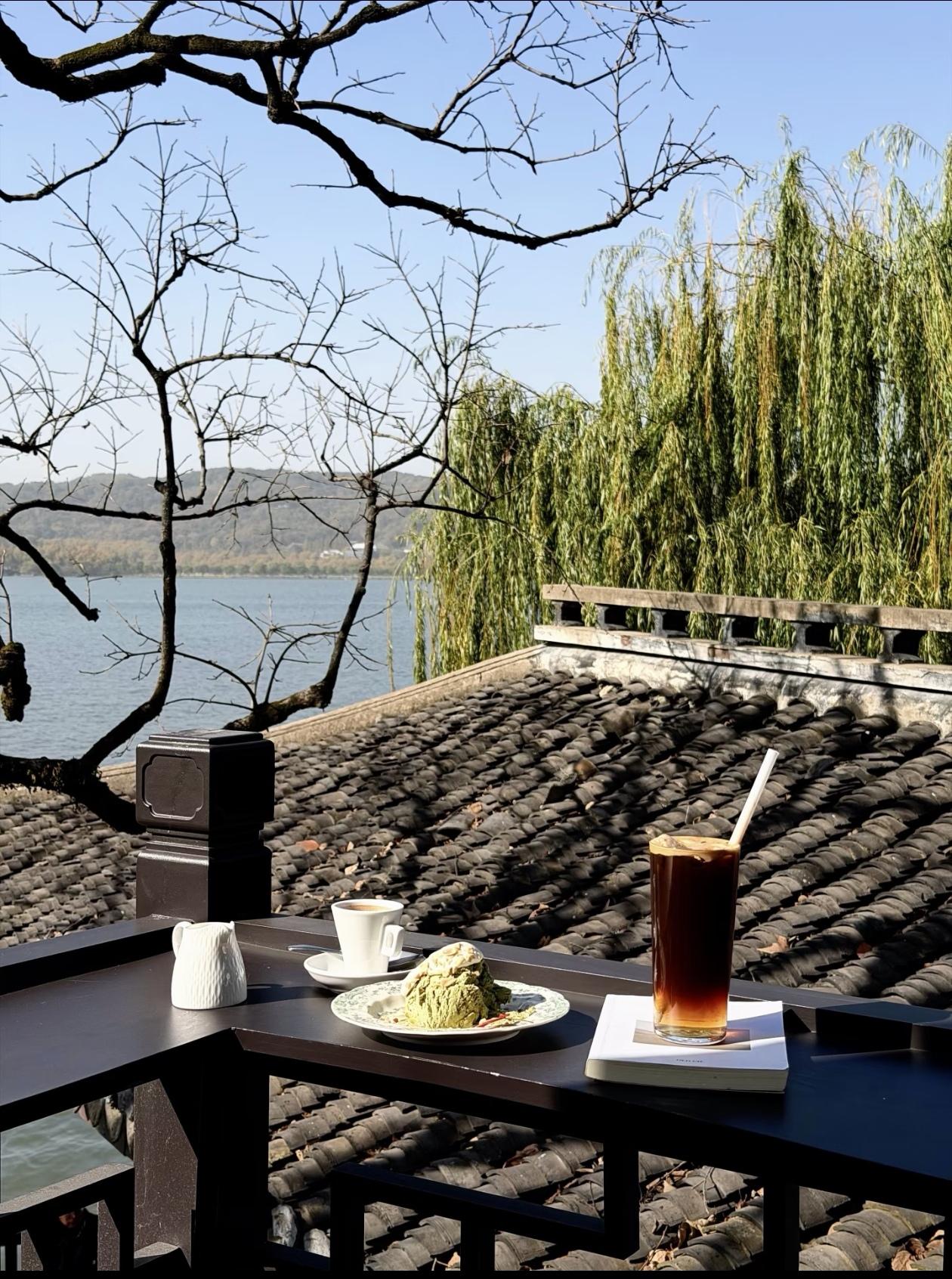 我认识一位好姐妹，手头攒了百十来万闲钱，钱就躺在银行定存，雷打不动。在这