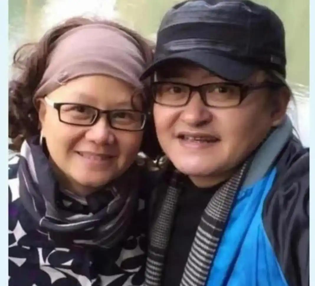 为什么刘欢妻子卢璐每次出门都要戴着一个围巾？即便是自己女儿去年结婚时，她仍旧没把