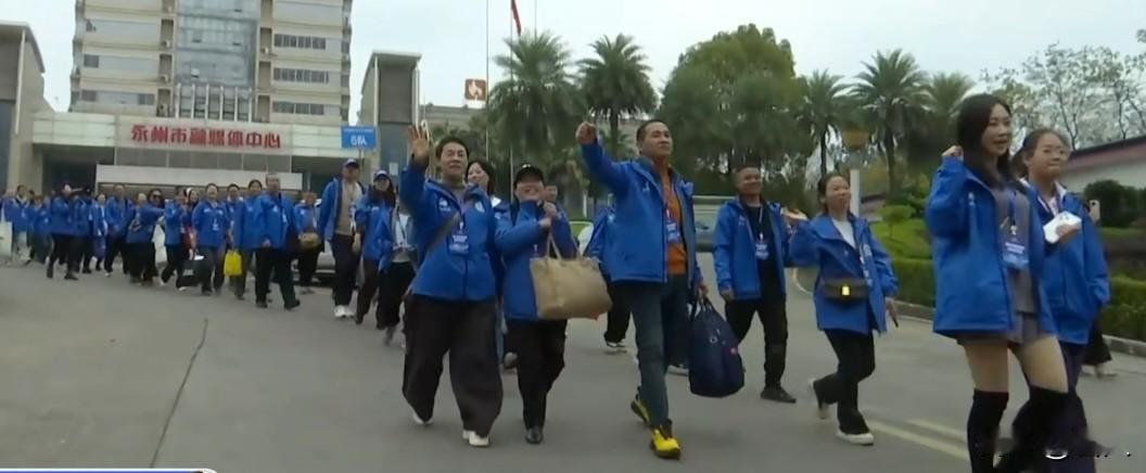 永州12月20日傍晚变天了吹北风了，在户外永州体育场、道县第三现场，在各大永州的