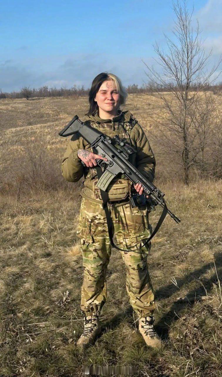 烽火问鼎计划乌克兰无人机操作员、艺术家兼记者拉娜·“萨蒂”·乔诺霍尔斯卡于1