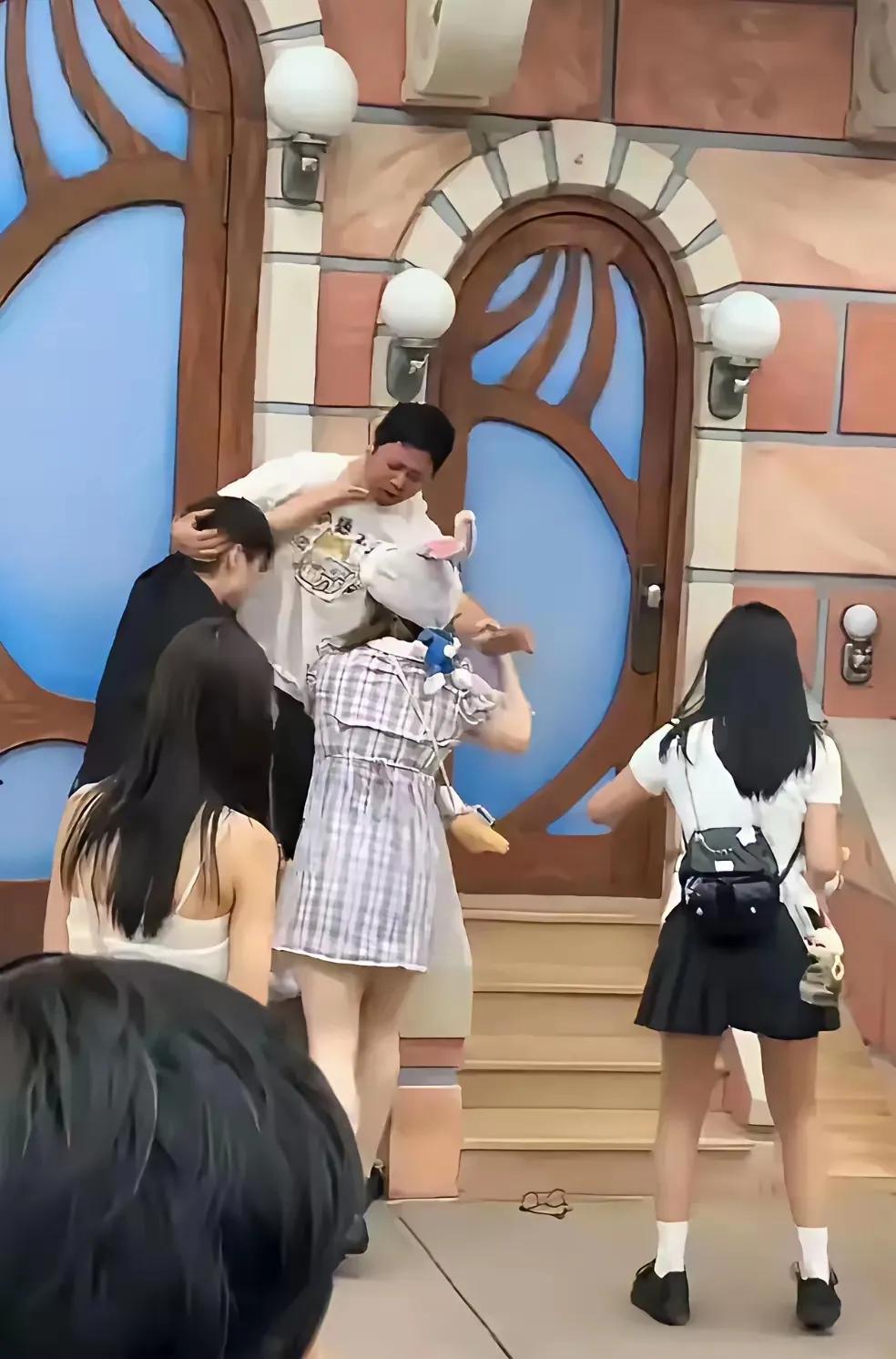 迪士尼出现的打架事情可以说，看出两对情侣男女的素质是怎样的，女人搅和进来打架