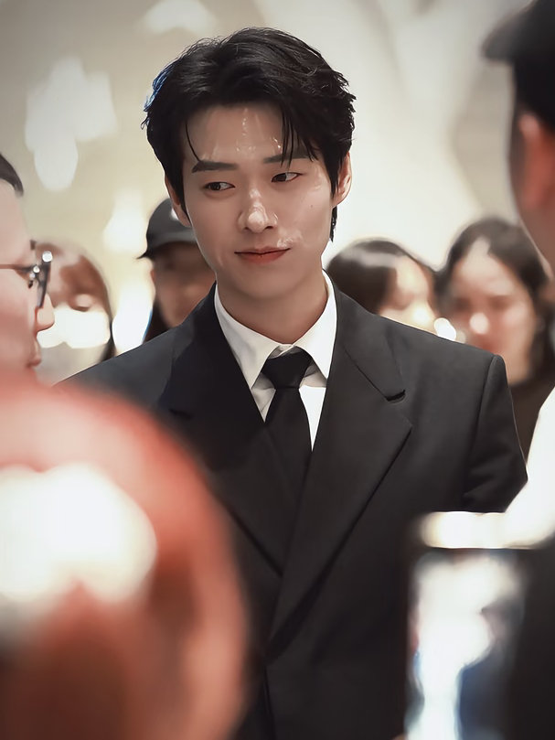 内娱男明星超like数量排行榜：TOP9龚俊TOP8邓为TOP7魏大勋TO
