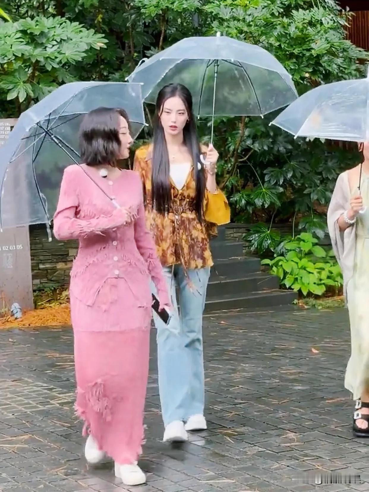 现在真的能理解黄子韬了！徐艺洋参加综艺录制，现场的她，身材高挑窈窕，柳眉凤目，