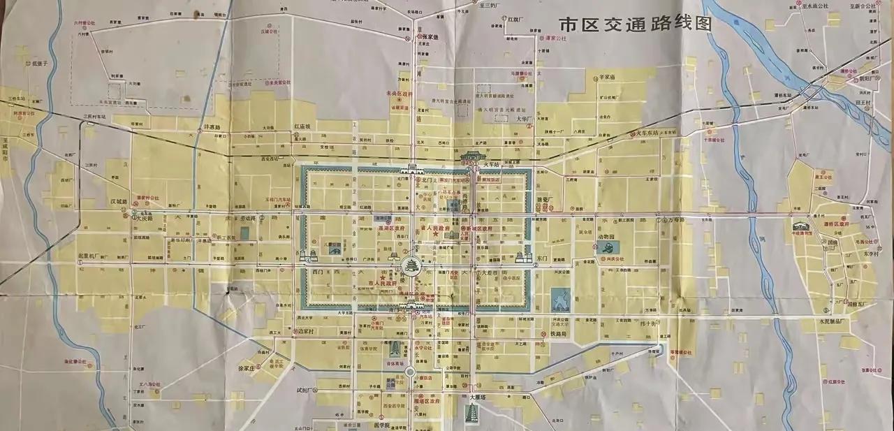网上看到一张西安以前的地图。想当初西安的面积是真小，就城墙里头和外面一圈。西安机