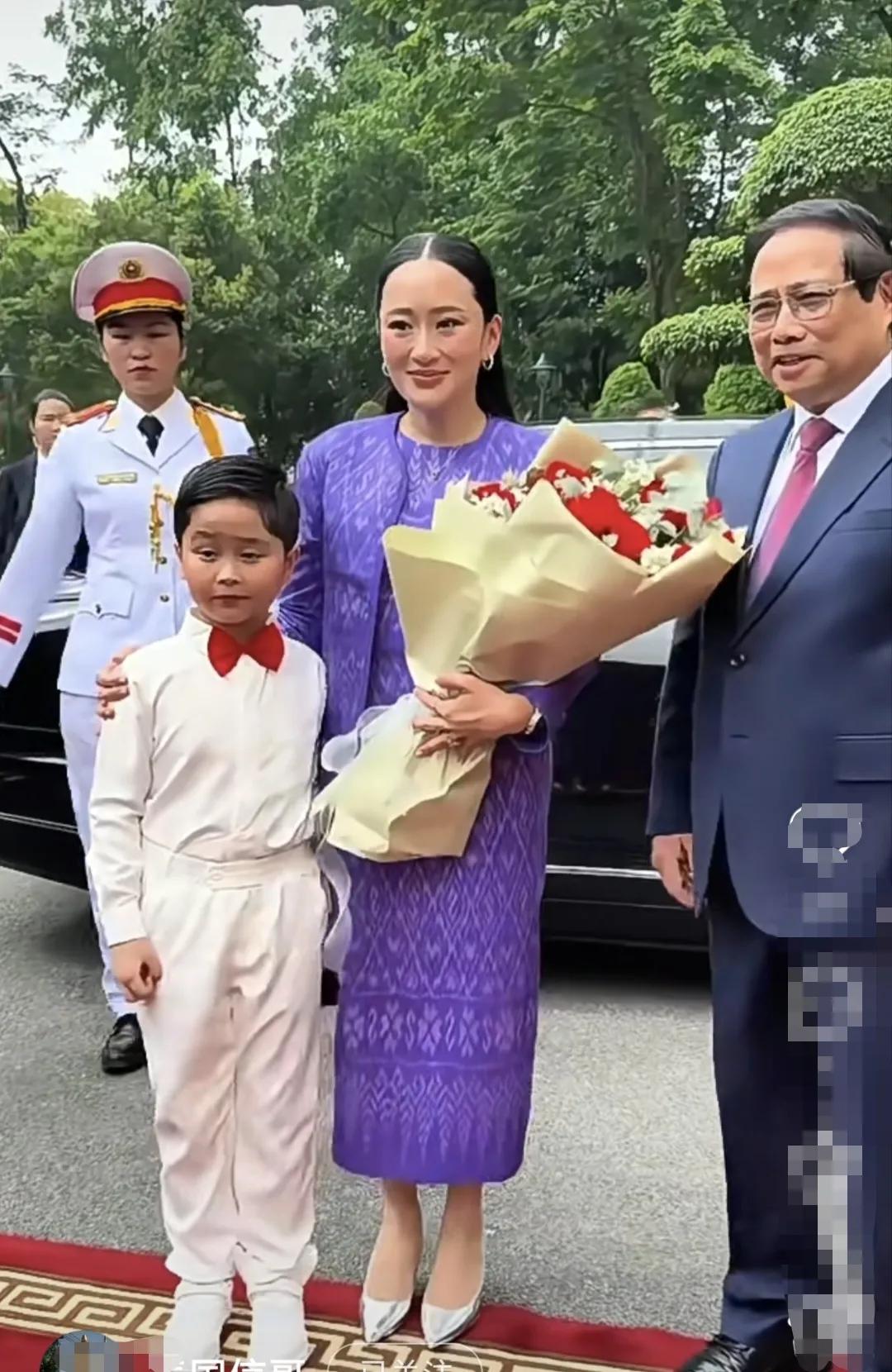 近日，泰国总理佩通坦访问越南，受到热烈欢迎：越南总理亲自迎接佩总理，礼貌而又周到
