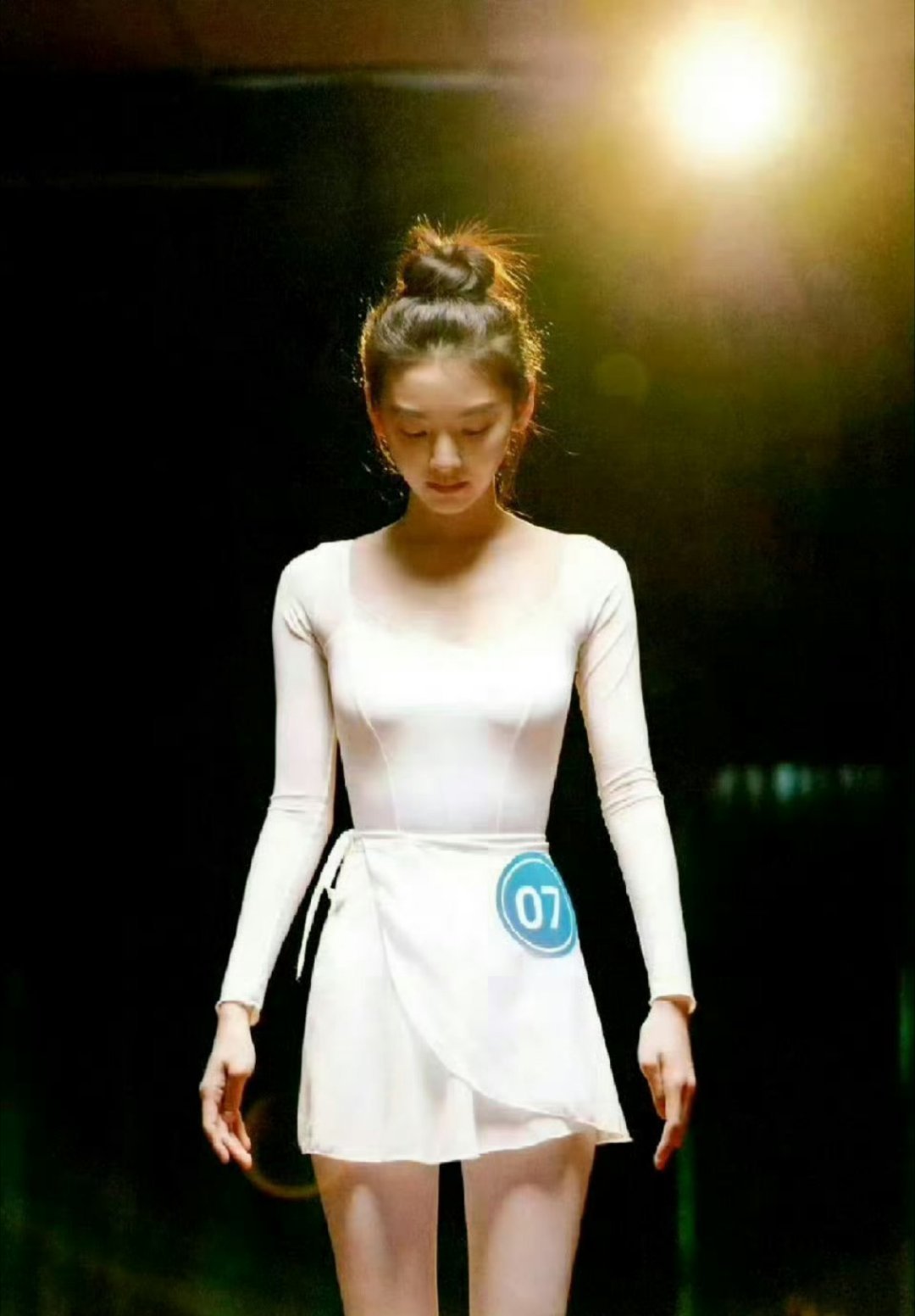 听说当时章若楠为了拍难哄瘦到了82斤，她可是168cm的高个女生…真的好拼好敬