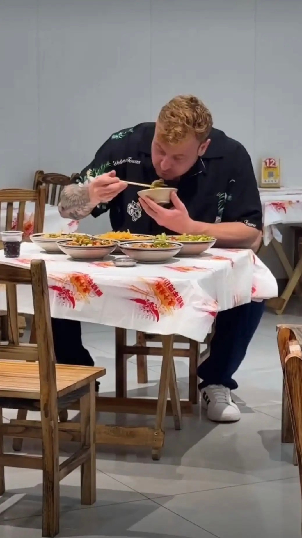 老外一个人吃五个菜，连续干了几碗饭，还是中国菜好吃！