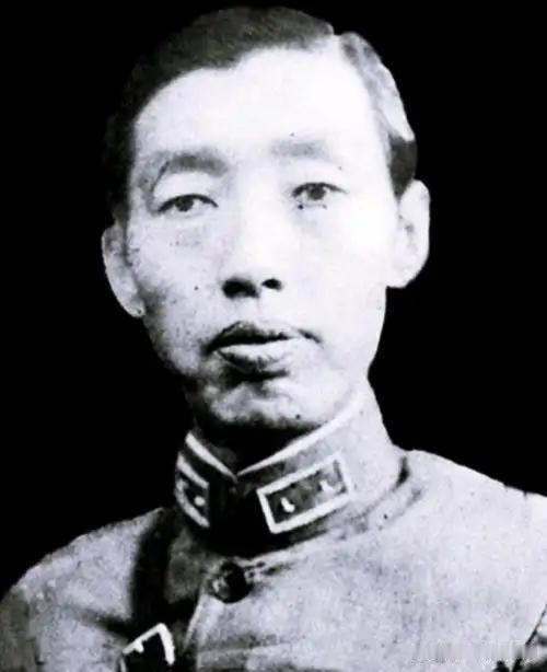 1940年，在濮阳柳下屯新八军军部的宴会上，四个手枪兵突然闯进了进来将石友三架走