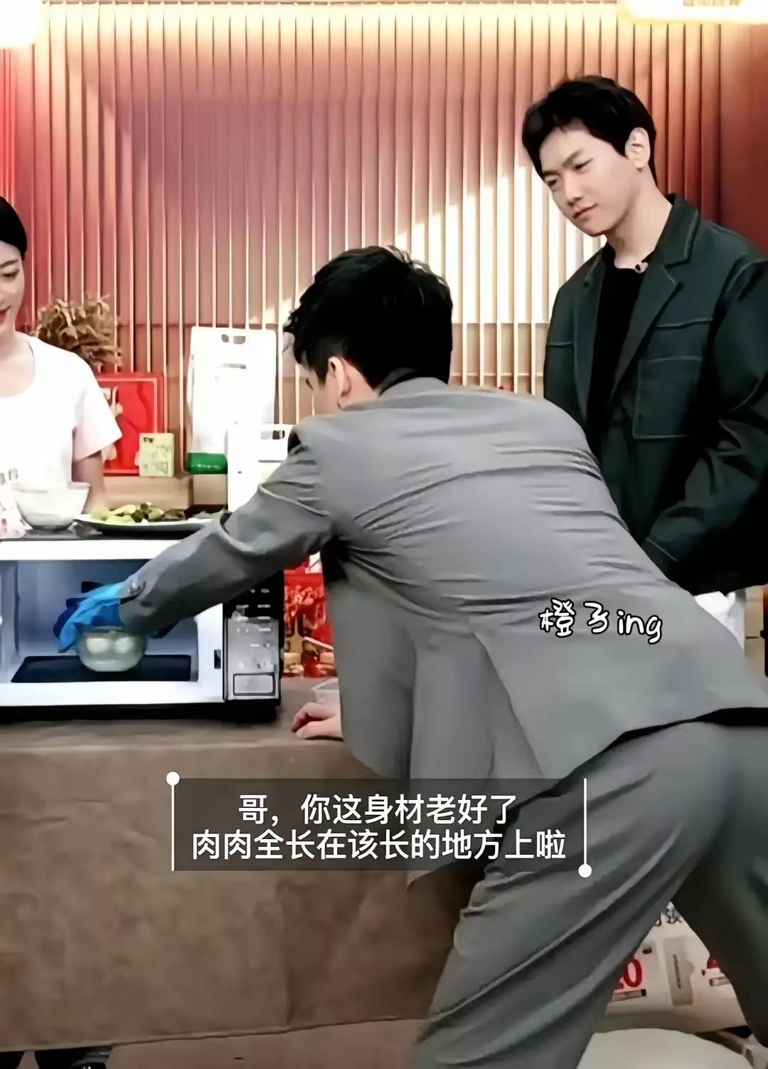 直播间里欢乐多。董宇辉直播卖汤圆，裤子抢了C位直播间的画风，在董宇辉弯腰拿碗