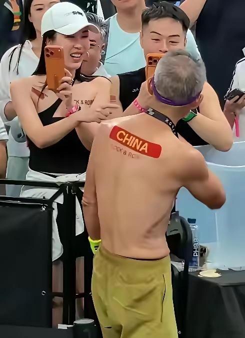 三个人都快乐，这次王石值了。田朴珺携带朋友一起去给王石加油拍照，田朴珺肉眼可见的
