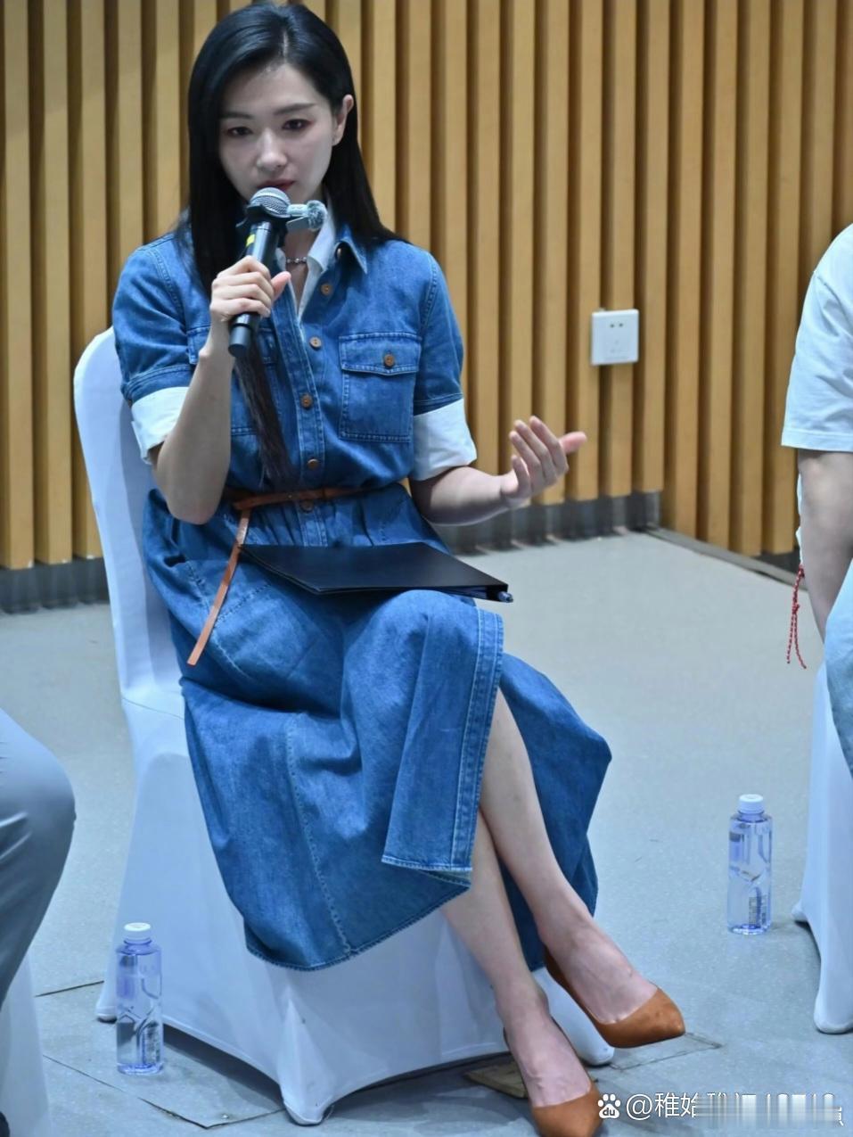 万茜现身清华分享会，状态宛若青涩学姐，颜值出众又自带气场。