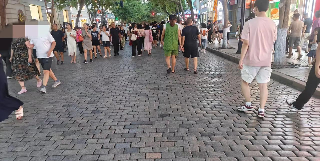 哈尔滨中央大街的面包石大部分是1924年铺设的原物，设计寿命200年，虽历经百年