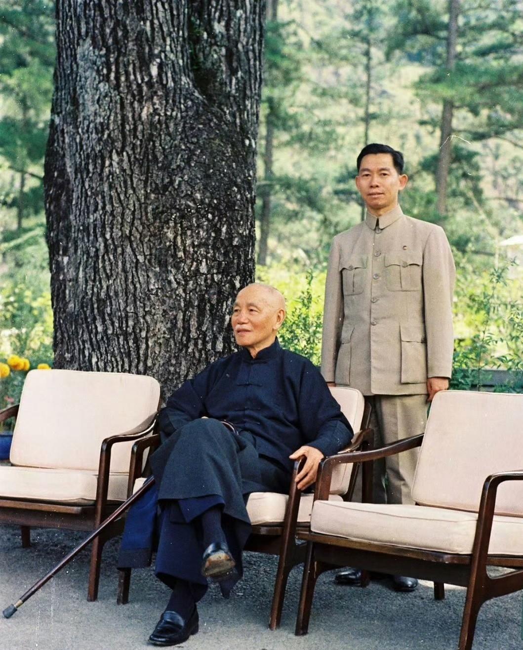 晚年蒋介石和负责他日常起居和安全保卫的侍从官钱如标的合影，此时看上去岁月静好，但