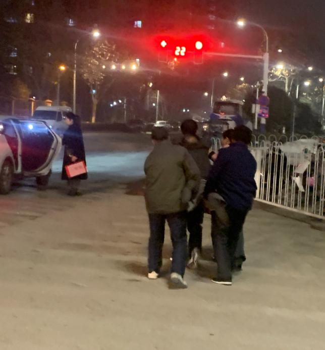 泪目！男子查出肝癌中期，妻子提出离婚，他当天自己买了一斤白酒一口气喝完，随后大量