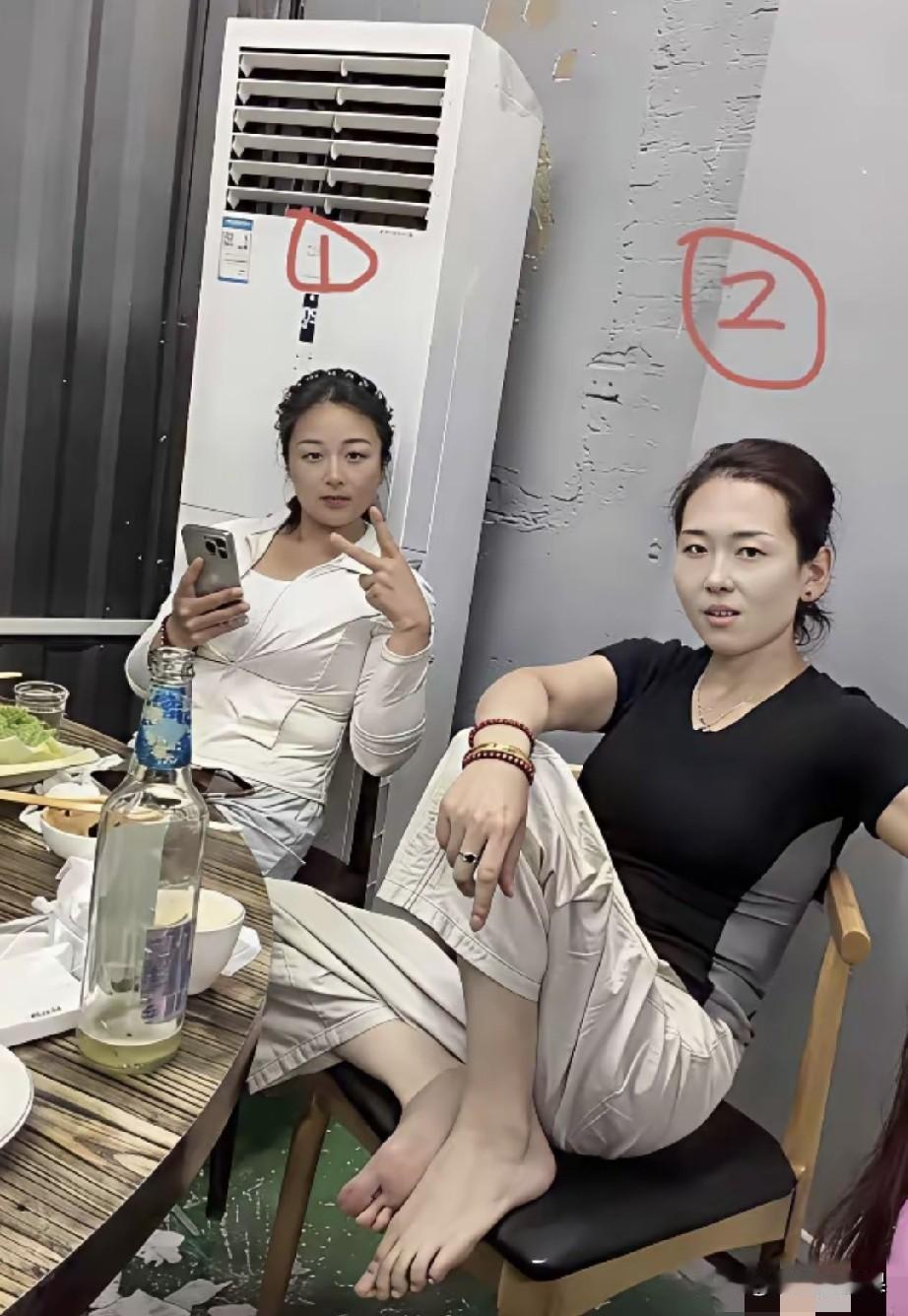 让你选一位做媳妇，彩礼一样，请做出决定。两位颜值都差不多，身材嘛貌似二号要好一
