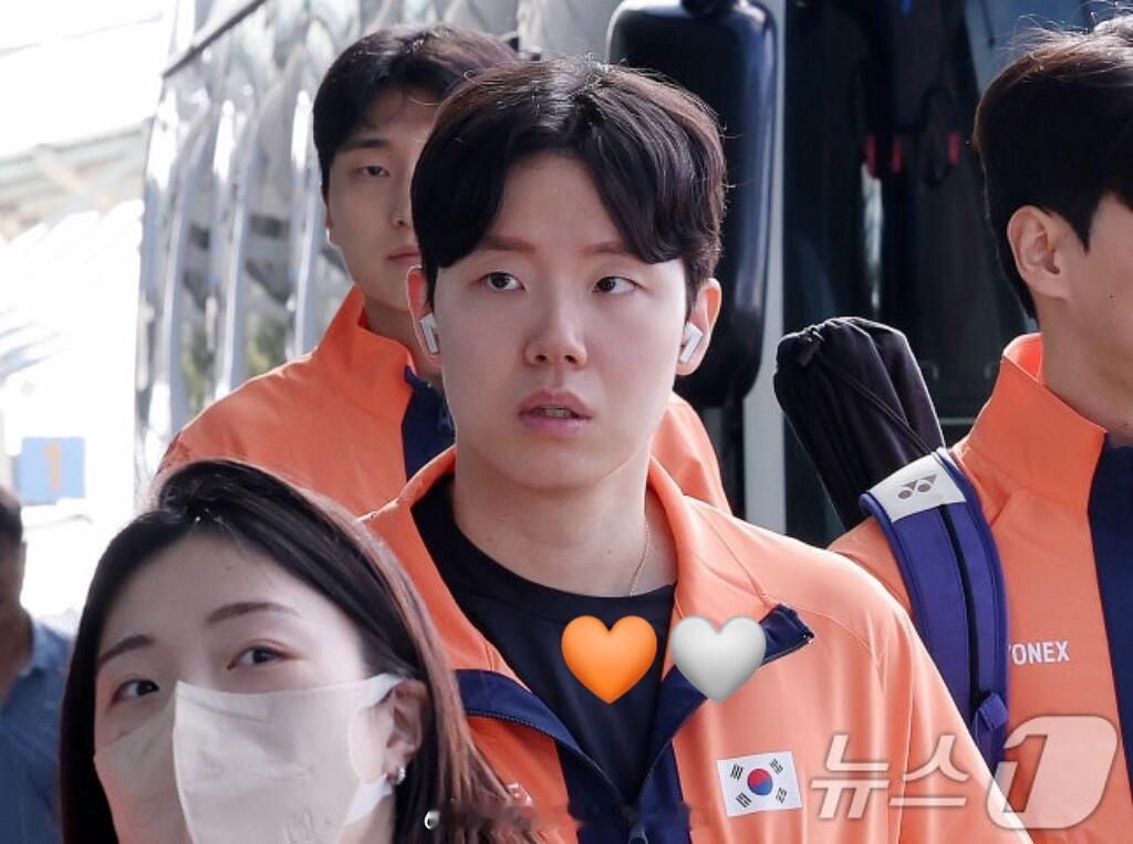 今早，徐承宰等韩国🇰🇷羽协一行人✈️出发前往🇫🇷巴黎。2025年世界羽毛