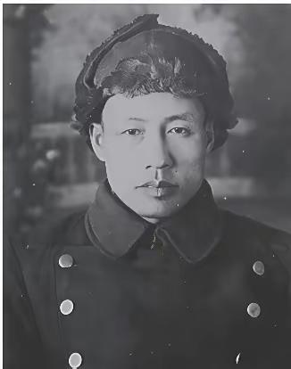 1940年，晋察冀战场，八路军团长吴富善，在激战中，缴获鬼子一匹烈马。吴团长