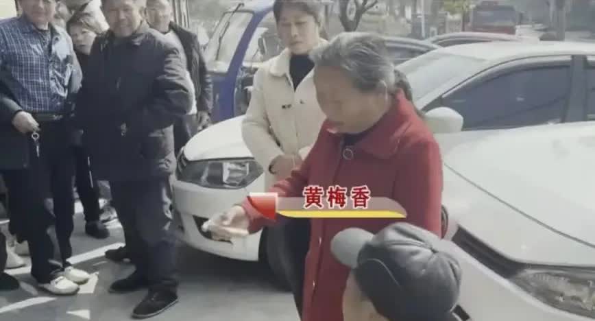 57岁男子，收留46岁流浪女当老婆，13年后，男子帮妻子找到家人，并给妻子5万块