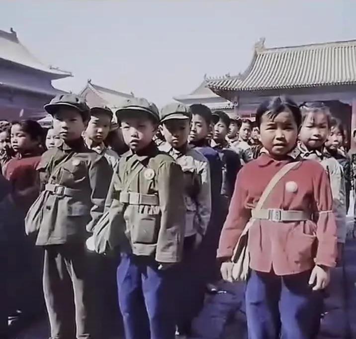 [七十年代在北京故宫春游的小学生]