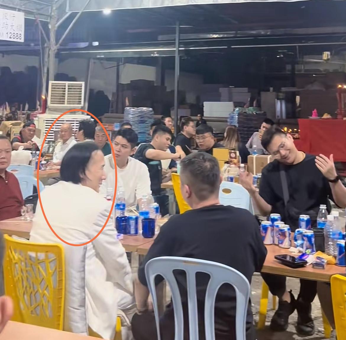 “上海仔”郭永鸿这也太小心了吧，外出聚餐居然还亲自带靠垫。周围五个穿黑色衣服的