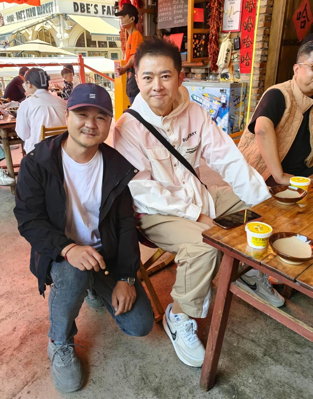 53岁任泉在河南一家餐馆吃午饭被偶遇，他的穿衣打扮年轻时尚，留着一头清爽的短发，