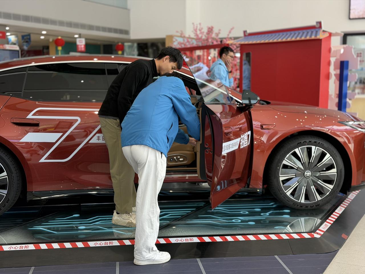 丰田铂智7实车到店，这价值感让新势力紧张了广汽丰田铂智7近日全面登陆全国门店，