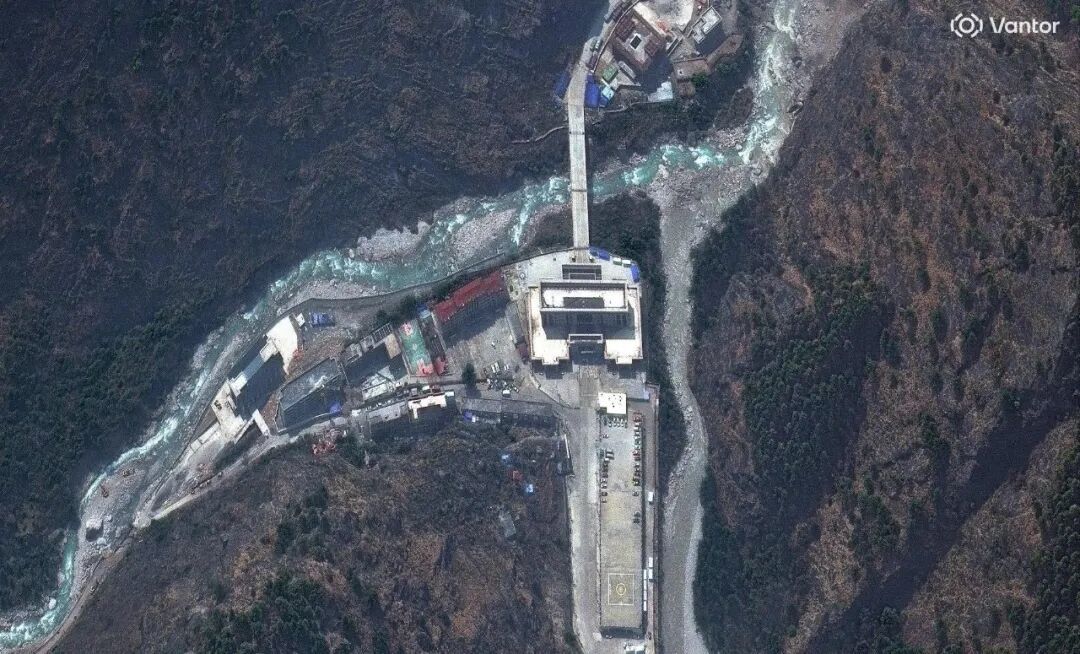 美国商业卫星，对吉隆口岸地区的高分辨光学遥感成像，前后对比​​​