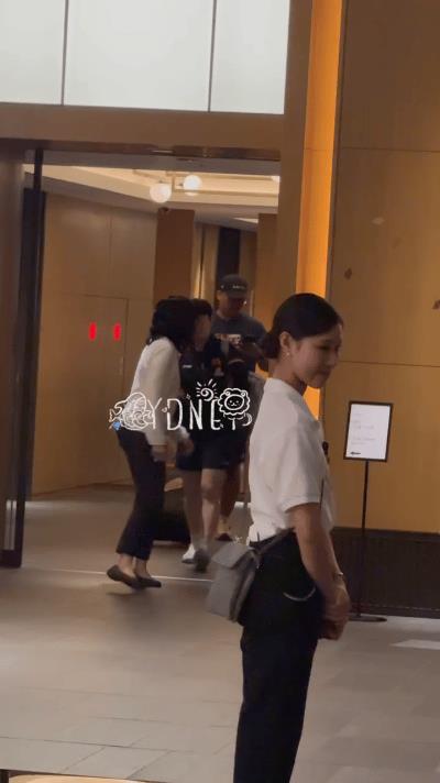 孙颖莎出发赛场~晚8点拖堂近2小时！莎莎酒店出发去赛场啦！后面翔哥陪着，今晚的