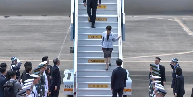 没仪式，日本失望当地时间5月19日，日本首相高市早苗抵达韩国大邱国际机场，原