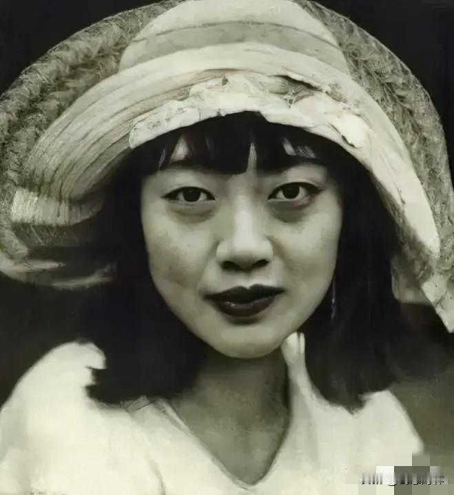 她最后是活活臭死的。大小便失禁，躺在自己的屎尿里，浑身烂疮，41岁的女人，瘦得像