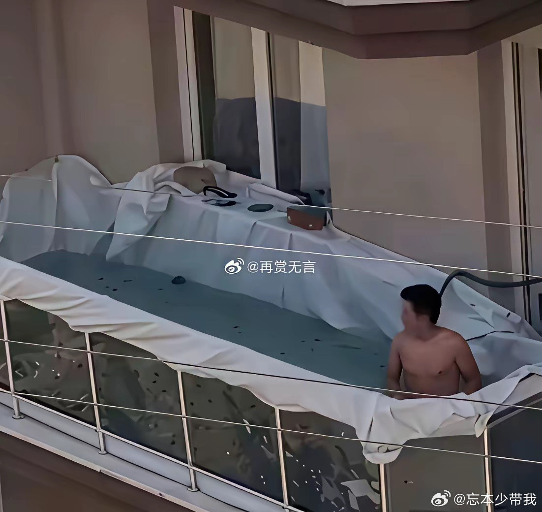 自家阳台搭建游泳池，苦了邻居，害了自己。