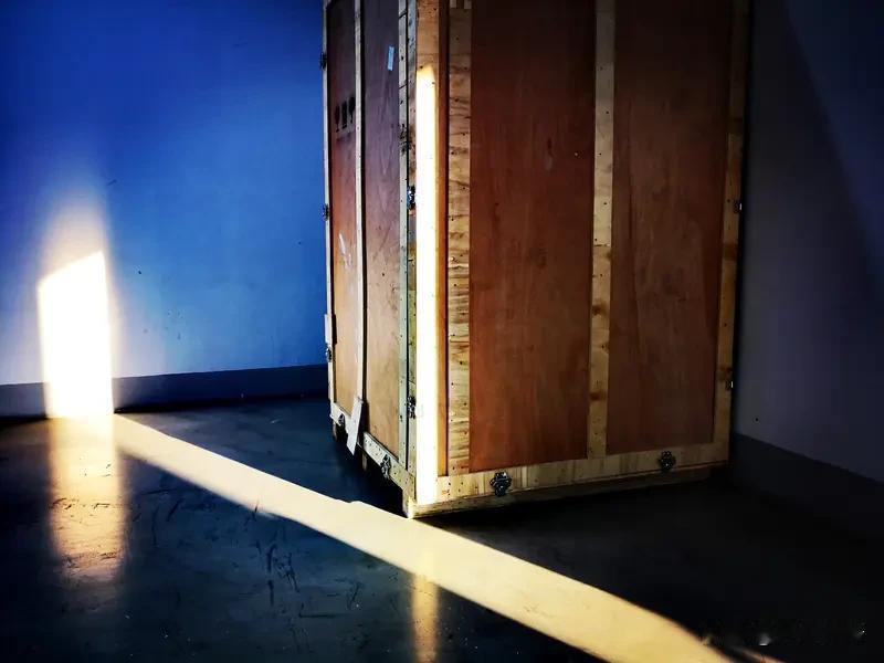 某人买了一箱苹果，放在公司。第二天，发现少了几个，便在箱子上写了“请勿偷吃”。