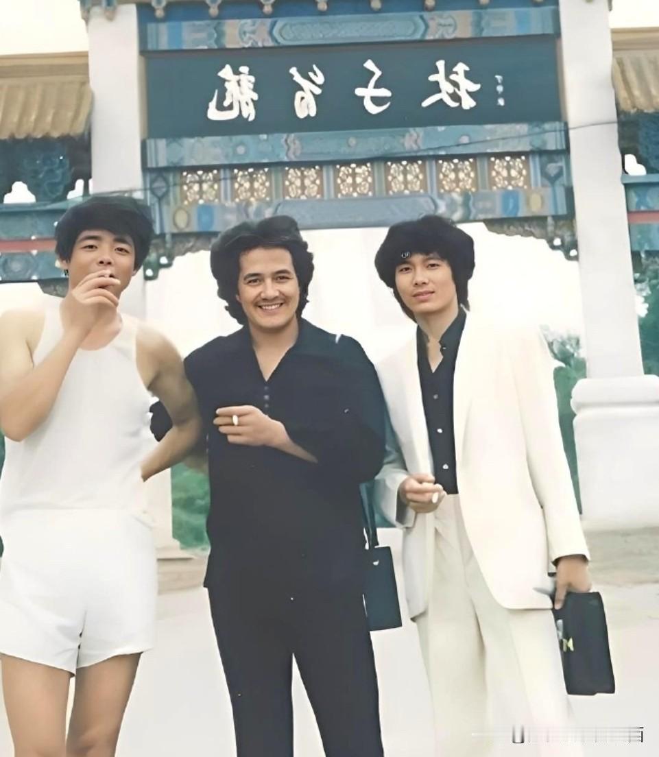 其实赵本山也没有大家说的那么丑，年轻时候他和两个朋友的合影中，可以看出他是最帅的