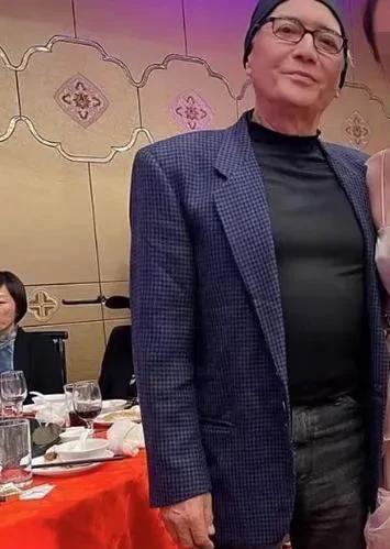 曾经亚洲第一帅哥尊龙近况曝光，大腹便便，一脸褶皱，眼睛浮肿，整个脸部变得圆润，但