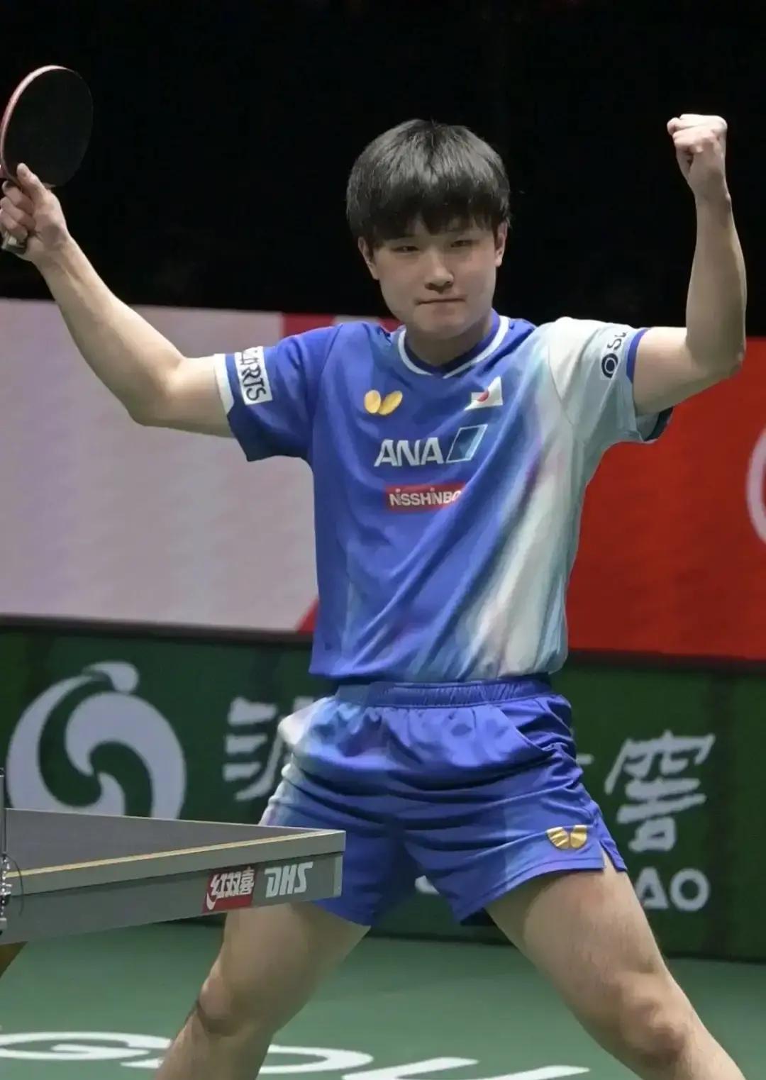 看了一场球，被场边张本宇那架势给整沉默了。赢个球而已，当爹的吼得比场上的儿