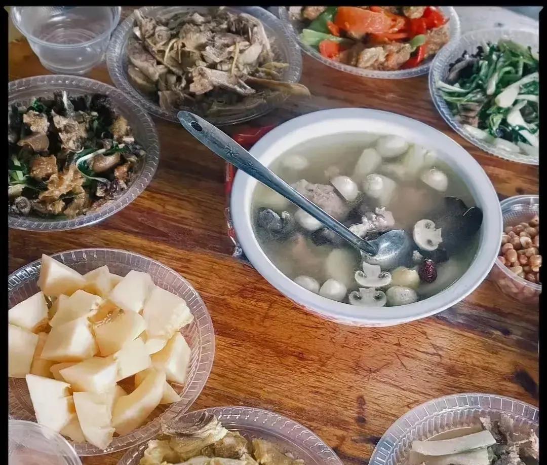 老大哥这两天从东北那边的女儿女婿家回来了，跟我抱怨在那边的种种不习惯，特别是买菜