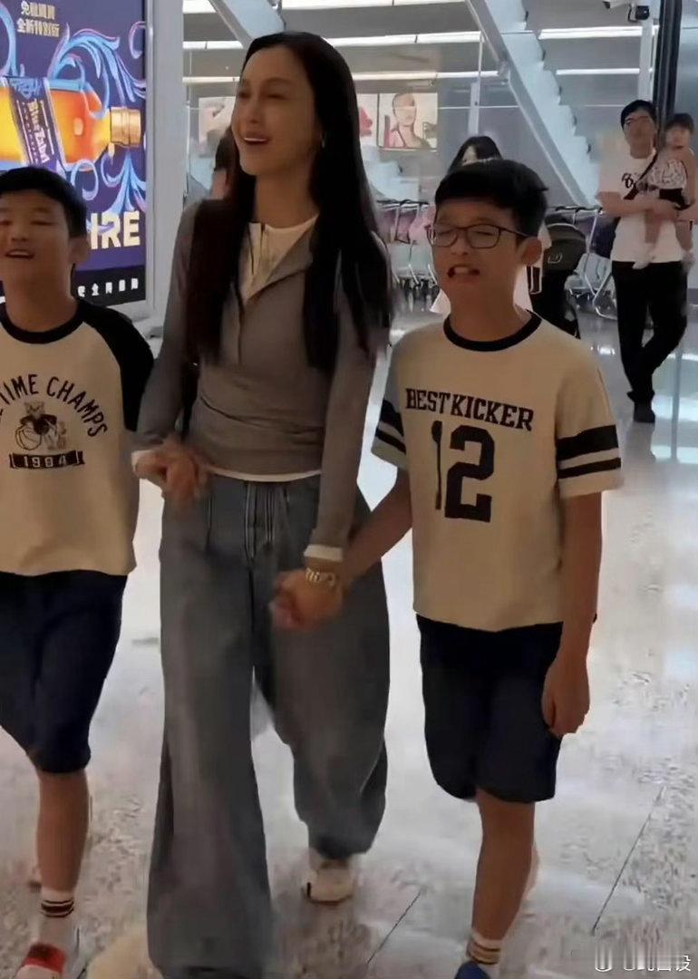 范玮琪全家赴吉隆坡筹备大马巡演，双胞胎儿子肤色、身高反差明显，亲子机场同框​