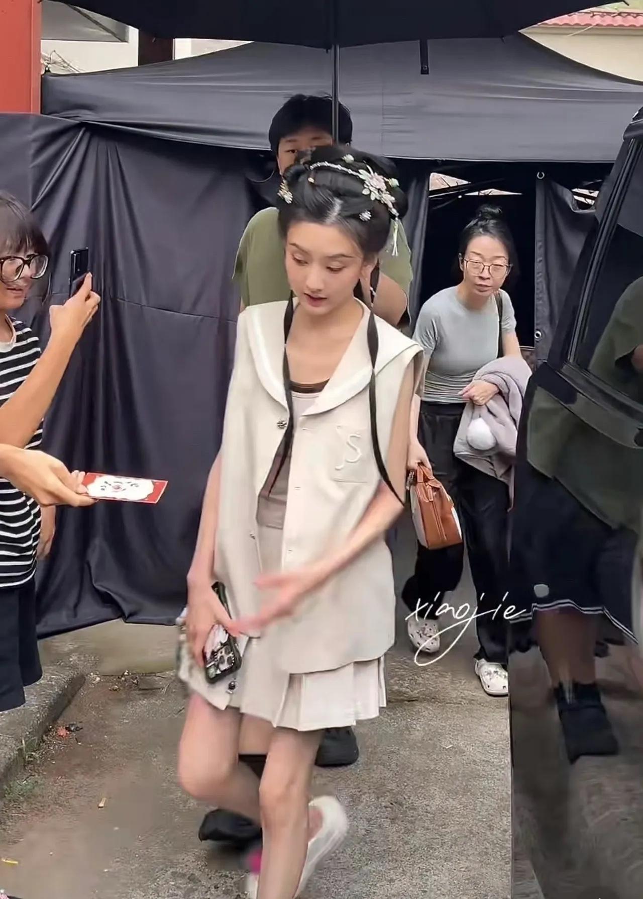 这是哪位明星，有人专门打伞
