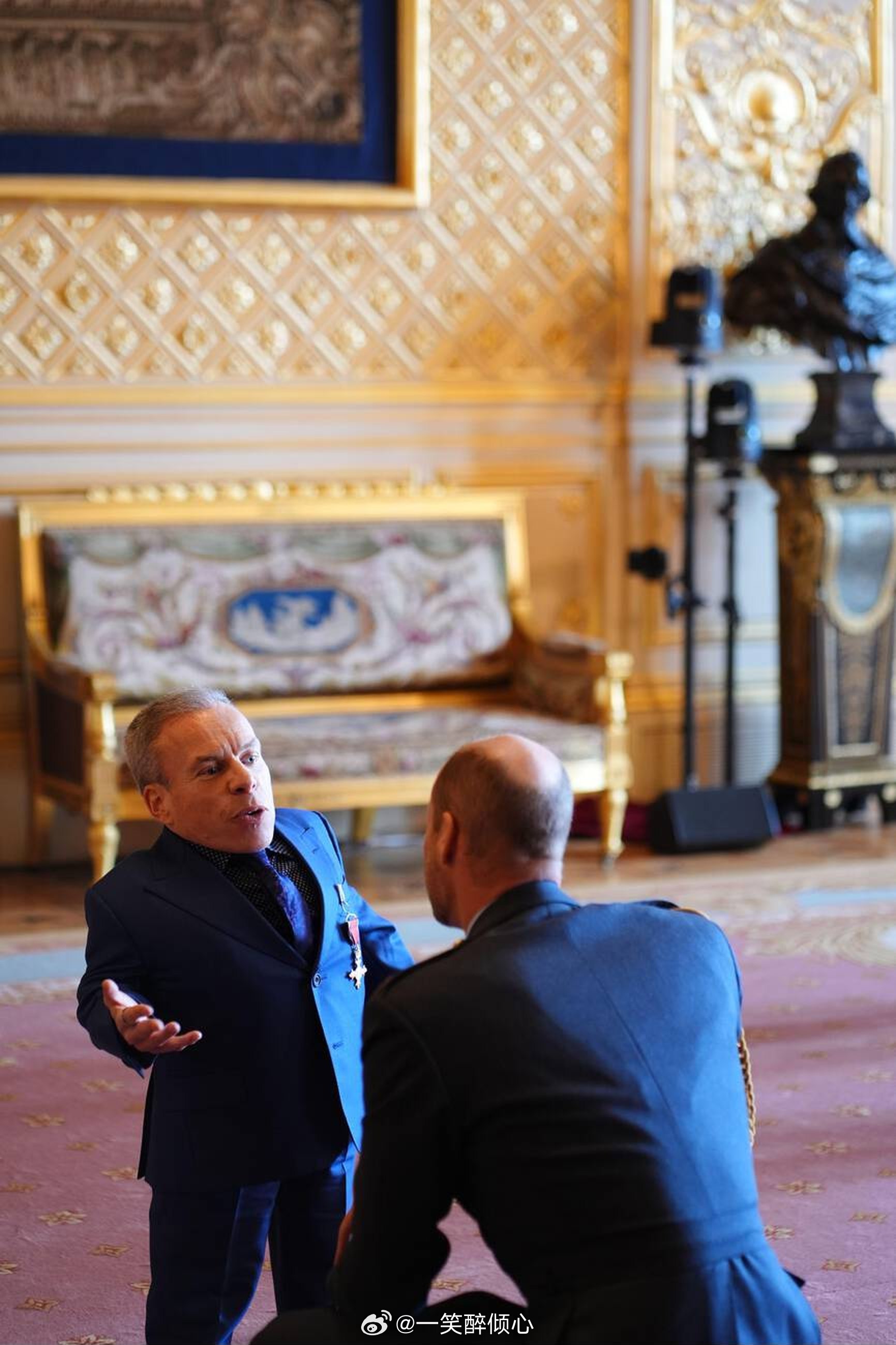 威廉王子今天威廉王储代表查尔斯三世在温莎城堡向5️⃣6️⃣岁英国男演员沃里克