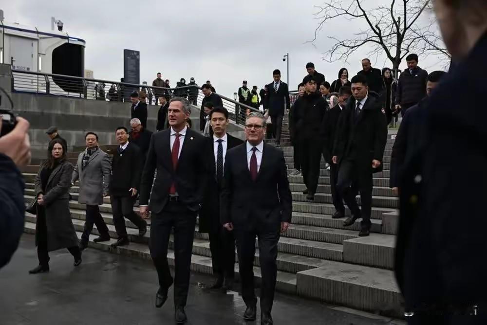 斯塔默首相的气质蜕变令人惊叹，从最初的拘谨不安到如今双手插兜的从容姿态，举手投足