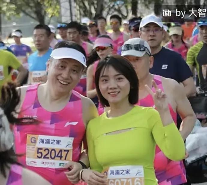 跑马松赛道上的这对“野鸳鸯”，真是亮瞎了大家的眼，酸透了男人们的心，二人年龄至少