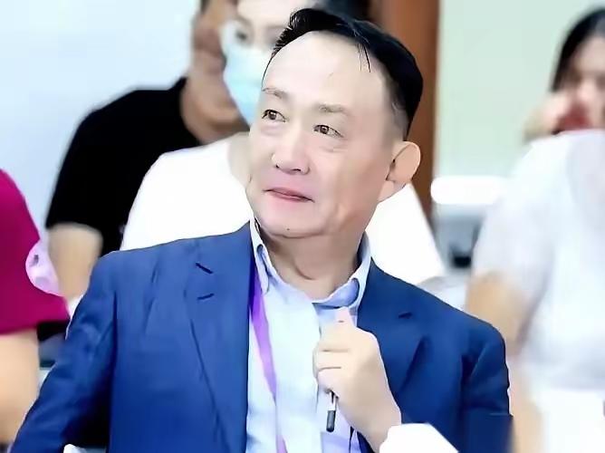 一句“家产全往海外挪的人，凭什么给国内定规矩”，直接砸在了我的天灵盖上。就在这