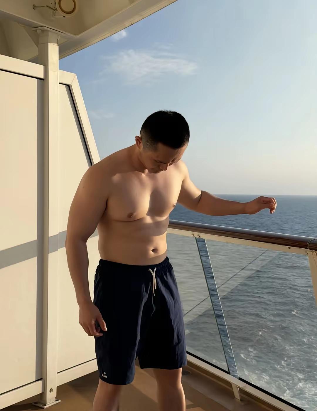 夏天真的太适合心动了。街上随便路过一个穿运动背心的男生，都像在散发热气，肩膀宽得