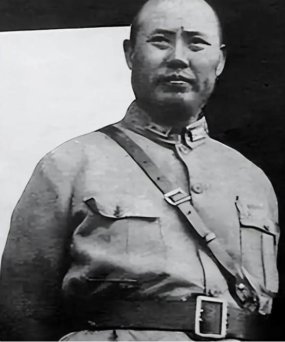 陈长捷出狱后，傅作义在北京西单鸿宾楼请他吃饭，陈长捷姗姗来迟，见到傅作义，当即阴