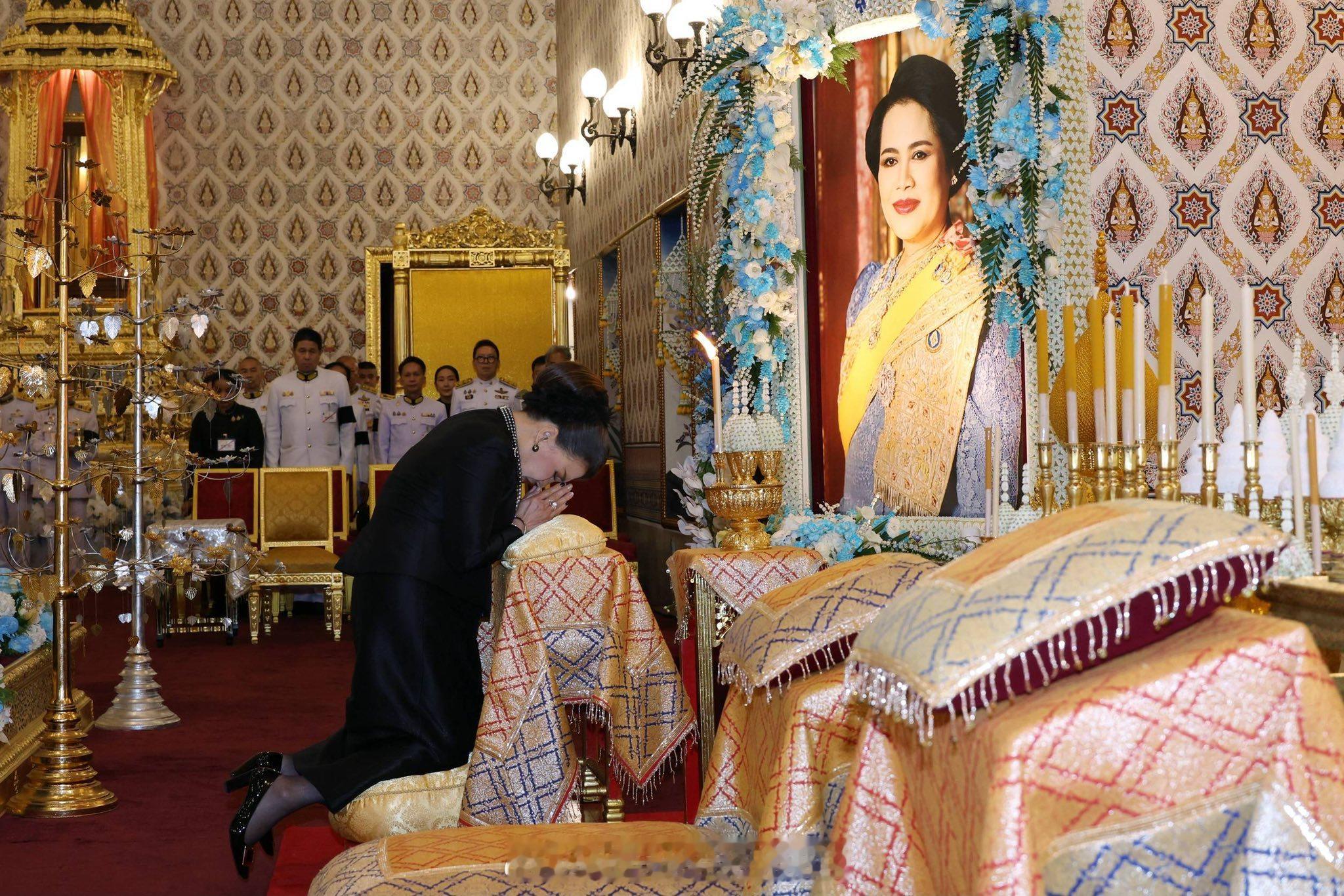 王室王室泰国王室诗丽吉亚2025年10月31日，乌大带着百灵姐妹祭祀红