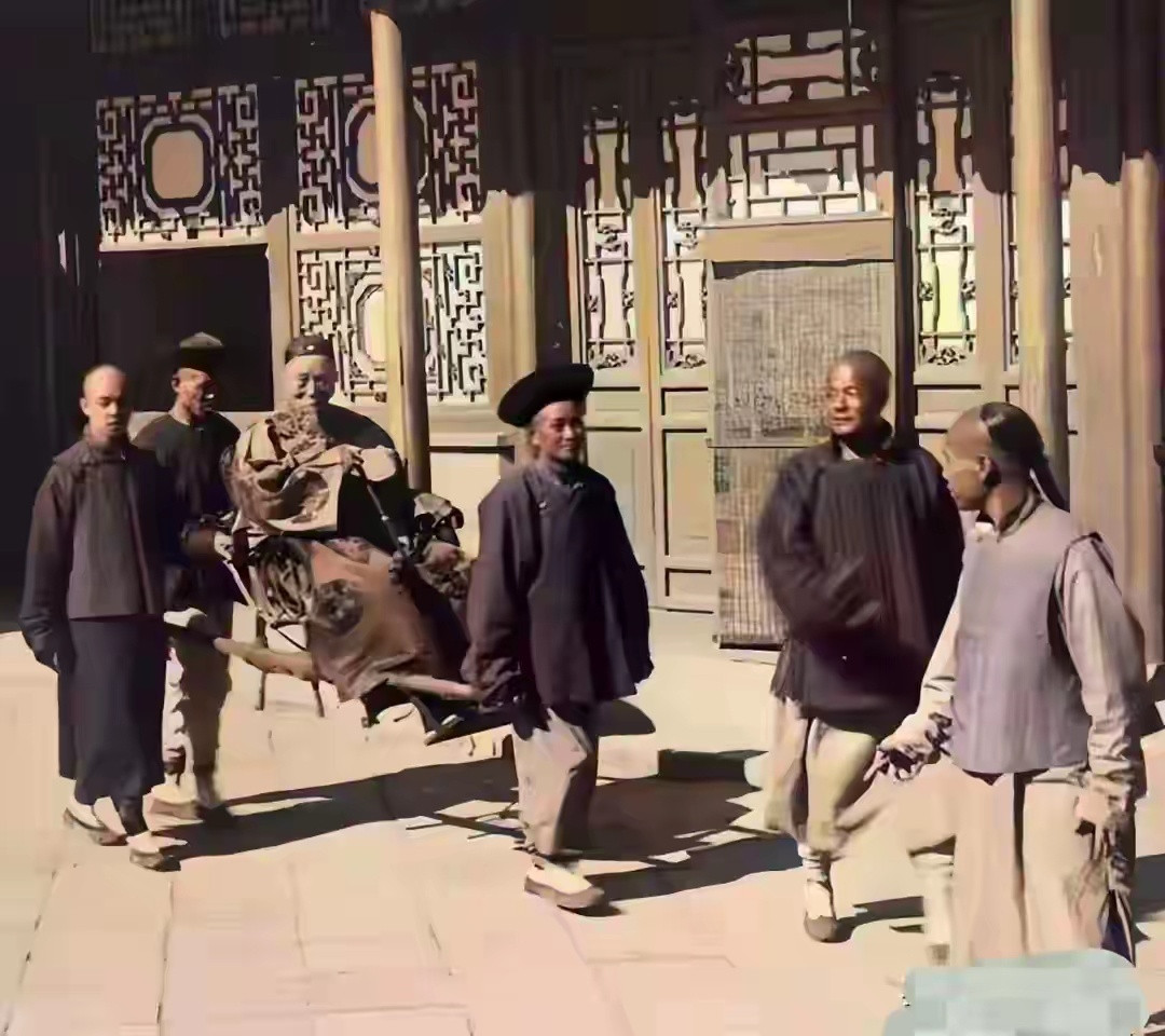 晚清真实老照片曝光！李鸿章坐简易软轿出行，身旁轿夫、侍从环伺，中式古建背景氛围感